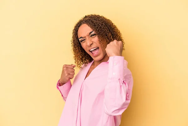 Jonge Latijn Transseksuele Vrouw Geïsoleerd Gele Achtergrond Juichen Zorgeloos Opgewonden — Stockfoto