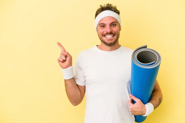 Joven Hombre Caucásico Deportivo Yendo Clases Yoga Mientras Sostiene Una — Foto de Stock