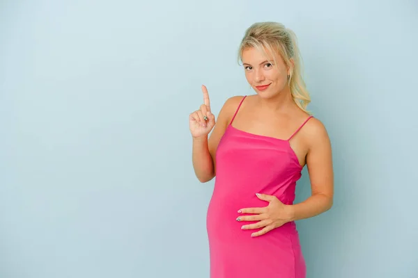 Joven Mujer Rusa Embarazada Aislada Sobre Fondo Azul Mostrando Número —  Fotos de Stock