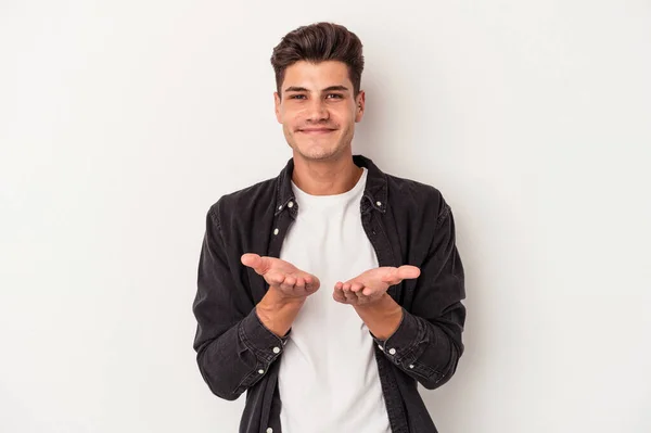 Joven Hombre Caucásico Aislado Sobre Fondo Blanco Sosteniendo Algo Con — Foto de Stock