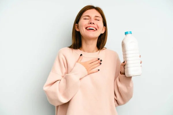 Junge Engländerin Mit Milchflasche Auf Blauem Hintergrund Lacht Laut Aus — Stockfoto