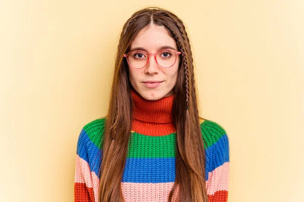 黄色の背景に隔離されたメガネの若い白人女性 — ストック写真