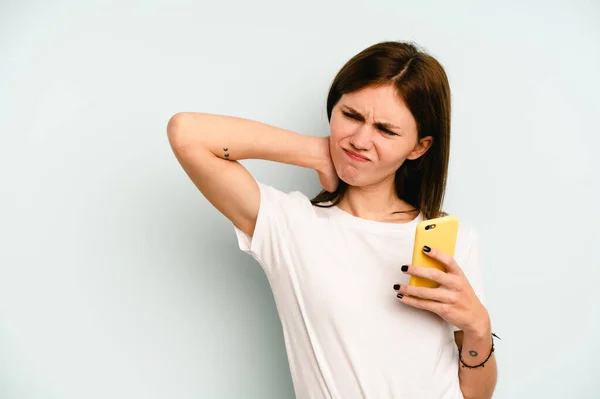 Ung Engelsk Kvinna Som Håller Mobiltelefon Isolerad Blå Bakgrund Vidrör — Stockfoto