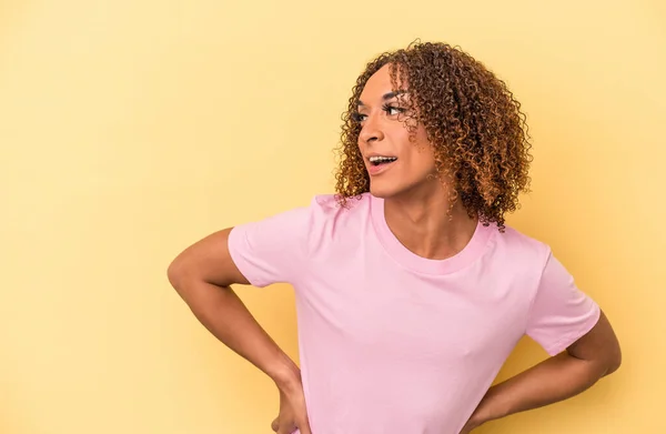 Jong Latijn Transseksueel Vrouw Geïsoleerd Gele Achtergrond Zelfverzekerd Houden Handen — Stockfoto