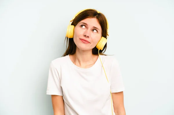 Jonge Engelse Vrouw Luisteren Naar Muziek Geïsoleerd Blauwe Achtergrond Dromen — Stockfoto