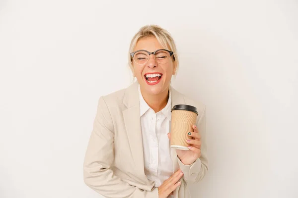 若いビジネスロシアの女性は白い背景の笑いと楽しみの上に隔離されたコーヒーを奪う — ストック写真