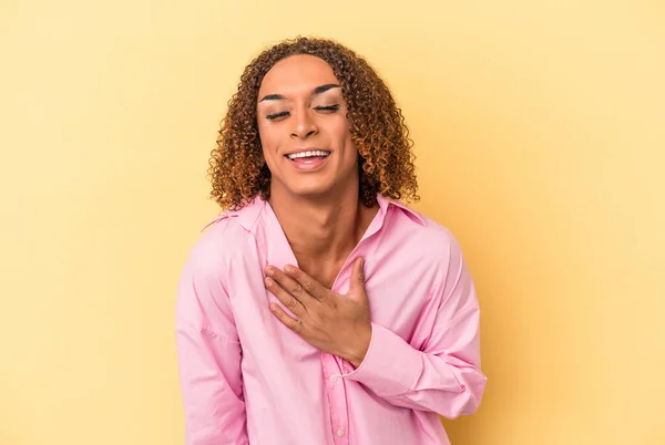 Молода Латинська Транссексуальна Жінка Ізольована Жовтому Фоні Сміється Голосно Тримаючи — стокове фото