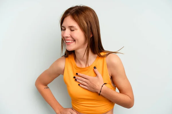 Jong Engels Vrouw Geïsoleerd Blauwe Achtergrond Lachen Houden Handen Het — Stockfoto