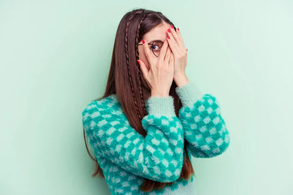 Mujer Joven Caucásica Aislada Sobre Fondo Verde Parpadea Través Los —  Fotos de Stock