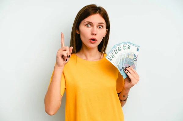 Joven Mujer Inglesa Sosteniendo Billetes Aislados Sobre Fondo Azul Teniendo — Foto de Stock