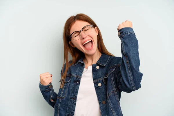 Jonge Engelse Vrouw Geïsoleerd Blauwe Achtergrond Juichen Zorgeloos Opgewonden Overwinningsconcept — Stockfoto