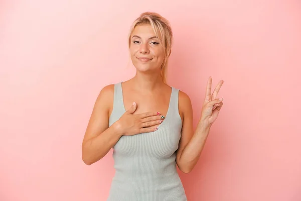 Ung Rysk Kvinna Isolerad Rosa Bakgrund Sätta Handen Bröstet — Stockfoto
