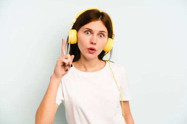 Jonge Engelse Vrouw Luisteren Naar Muziek Geïsoleerd Blauwe Achtergrond Met — Stockfoto