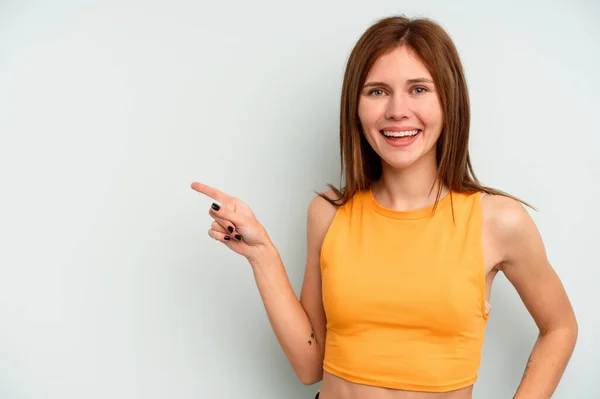 Giovane Donna Inglese Isolato Sfondo Blu Sorridente Allegramente Indicando Con — Foto Stock