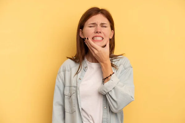 強い歯の痛み 臼歯痛を持つ黄色の背景に隔離された若い英語の女性 — ストック写真