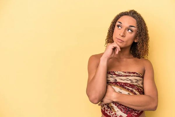 Joven Transexual Latina Aislada Sobre Fondo Amarillo Mirando Lado Con —  Fotos de Stock