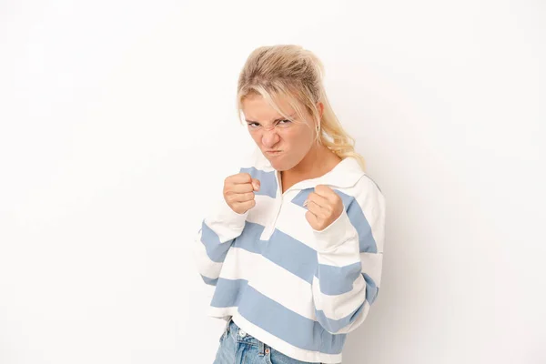 カメラに拳を示す白い背景に隔離された若いロシア人女性 積極的な顔の表情 — ストック写真