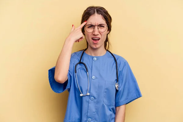 Jovem Enfermeira Caucasiana Isolada Fundo Amarelo Mostrando Gesto Decepção Com — Fotografia de Stock