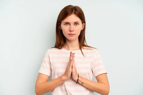 Mladá Anglická Žena Izolovaná Modrém Pozadí Modlící Projevující Oddanost Věřící — Stock fotografie