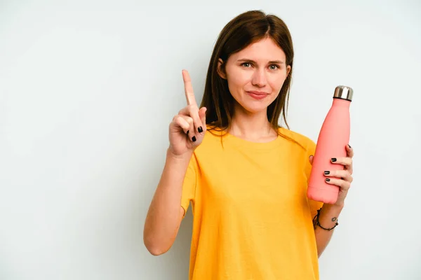 Jong Engels Vrouw Houden Een Thermo Geïsoleerd Blauwe Achtergrond Tonen — Stockfoto