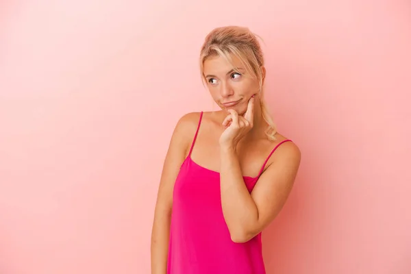 Jeune Femme Russe Isolée Sur Fond Rose Souffre Douleur Gorge — Photo