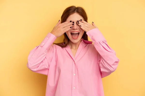 Mladá Angličanka Izolované Žlutém Pozadí Zakrývá Oči Rukama Úsměvy Široce — Stock fotografie