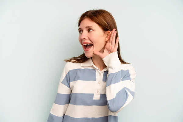 Giovane Donna Inglese Isolato Sfondo Blu Cercando Ascoltare Pettegolezzo — Foto Stock