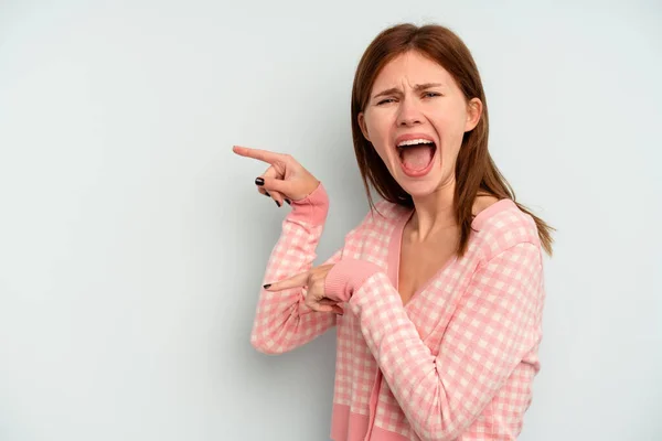 Ung Engelsk Kvinna Isolerad Blå Bakgrund Upphetsad Pekar Med Pekfingrar — Stockfoto