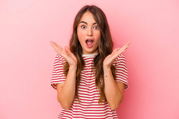 Young Caucasian Woman Isolated Pink Background Surprised Shocked — Stock Photo, Image