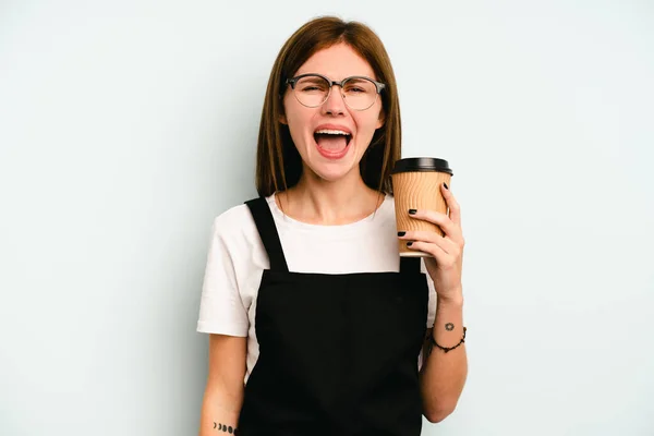 Restaurante Garçom Mulher Segurando Tomar Café Isolado Fundo Azul Gritando — Fotografia de Stock