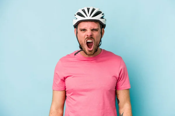 Jonge Blanke Man Met Fietshelm Geïsoleerd Blauwe Achtergrond Schreeuwen Zeer — Stockfoto