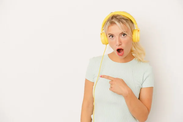 Young Russian Woman Listening Music Isolated White Background Pointing Side — Stock Photo, Image