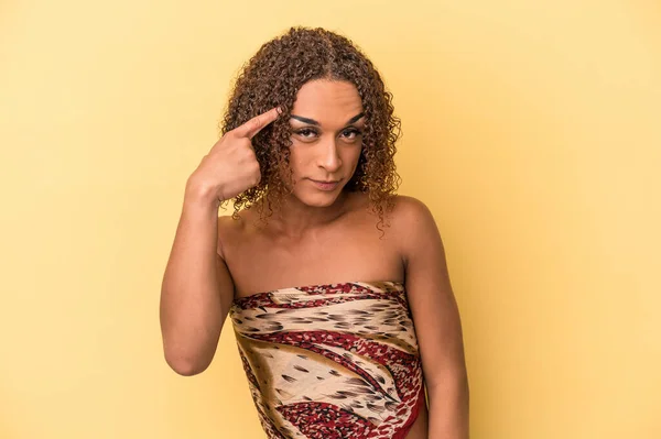 Mladá Latinskoamerická Transsexuální Žena Izolovaná Žlutém Pozadí Ukazující Prstem Chrám — Stock fotografie