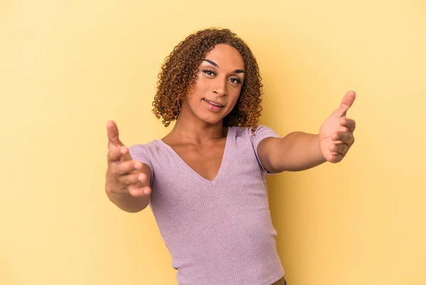 Young Latin Transsexual Woman Isolated Yellow Background Showing Welcome Expression — Stock Photo, Image