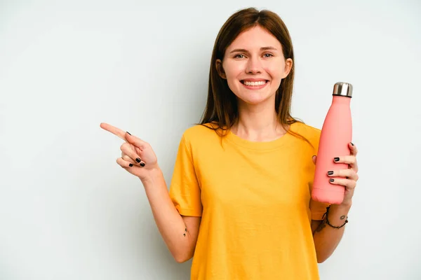 Jonge Engelse Vrouw Met Een Thermo Geïsoleerd Blauwe Achtergrond Glimlachend — Stockfoto