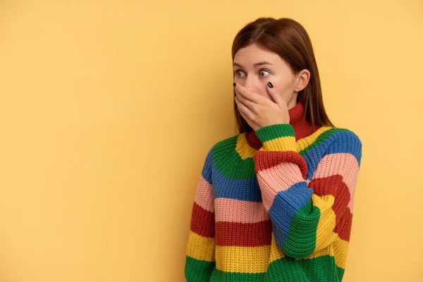 Jeune Femme Anglaise Isolée Sur Fond Jaune Réfléchi Regardant Vers — Photo