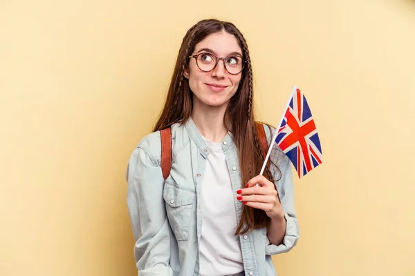 Mladá Běloška Studující Angličtinu Izolované Žlutém Pozadí Snění Dosažení Cílů — Stock fotografie