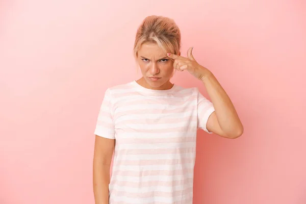 Young Russian Woman Isolated Pink Background Pointing Temple Finger Thinking — Stock Photo, Image