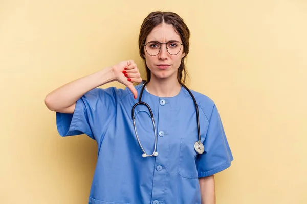 Jovem Enfermeira Mulher Caucasiana Isolado Fundo Amarelo Mostrando Gesto Desagrado — Fotografia de Stock