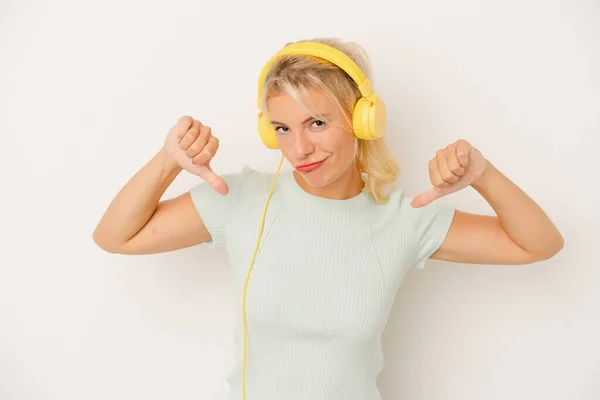 Jonge Russische Vrouw Luisteren Naar Muziek Geïsoleerd Witte Achtergrond Voelt — Stockfoto