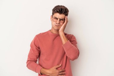 Beyaz arka planda izole olmuş beyaz tenli genç adamın yanakları şişer, yorgun bir ifadesi vardır. Yüz ifadesi kavramı.