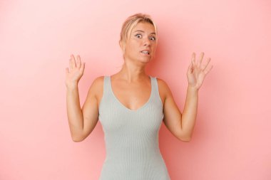 Pembe arka planda izole edilmiş genç bir Rus kadın yakın bir tehlike nedeniyle şoka uğruyor.