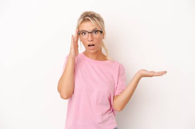 Beyaz arka planda izole edilmiş genç Rus kadın, avuç içinde kopya alanı bulundurmaktan etkilenmiş..