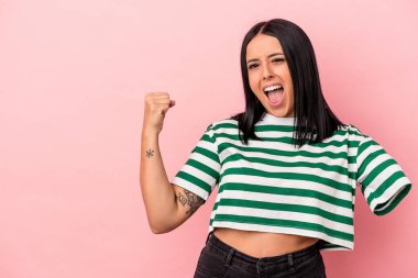 Pembe arka planda tek kollu beyaz bir kadın zafer kazandıktan sonra yumruğunu kaldırıyor..