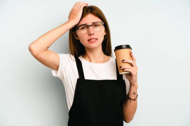 Restoran garsonu elinde mavi arka planda izole edilmiş kahve tutan kadın şok olmuştu. Önemli bir toplantıyı hatırladı..