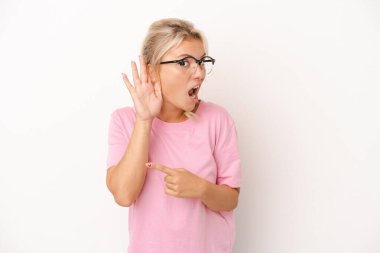 Beyaz arka planda izole edilmiş genç bir Rus kadın bir dedikoduyu dinlemeye çalışıyor..