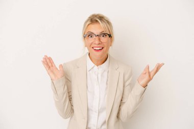 Beyaz arka planda izole edilmiş genç bir Rus kadın hoş bir sürpriz alıyor, heyecanlı ve el kaldırıyor..