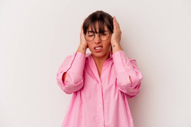 Genç Arjantinli kadın, beyaz arka planda izole edilmiş kulakları elleriyle kapatıyor..