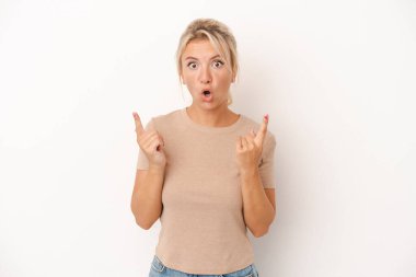 Beyaz arka planda izole edilmiş genç bir Rus kadın ağzı açık bir şekilde üst tarafı işaret ediyor..