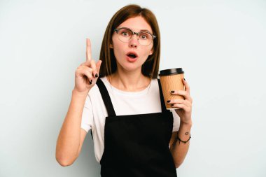 Restoran garsonu elinde mavi arka planda izole edilmiş kahve tutan kadının bir fikri var, ilham verici bir kavram..